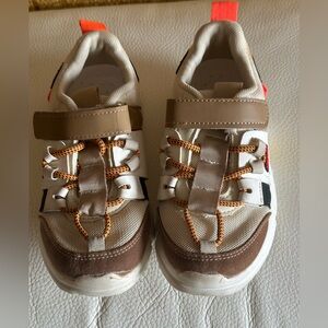 Fashion Kids-to Girls/Boys  lightwait Sneakers EU Size 33. Wore ones,like new